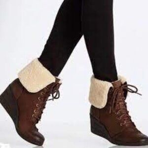 UGG Zea Leather Women Boots Size 9